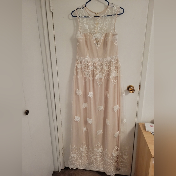 Ivory Lace Gown - Picture 1 of 4